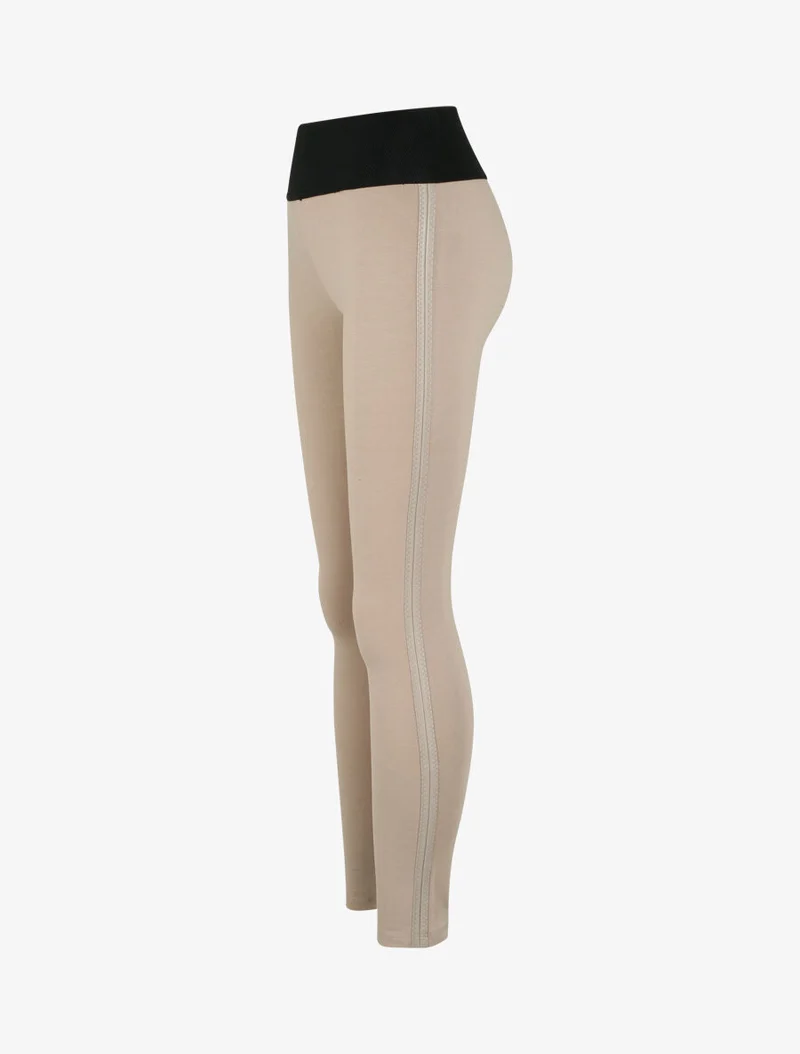 Texturierte Leggings mit Bund und Kunstlederpaspeln. - Maulwurf