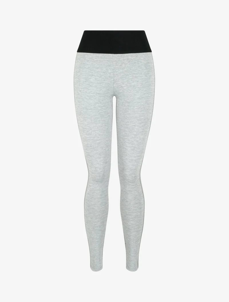 Texturierte Leggings mit Bund und Kunstlederpaspeln. - Meliertes Grau