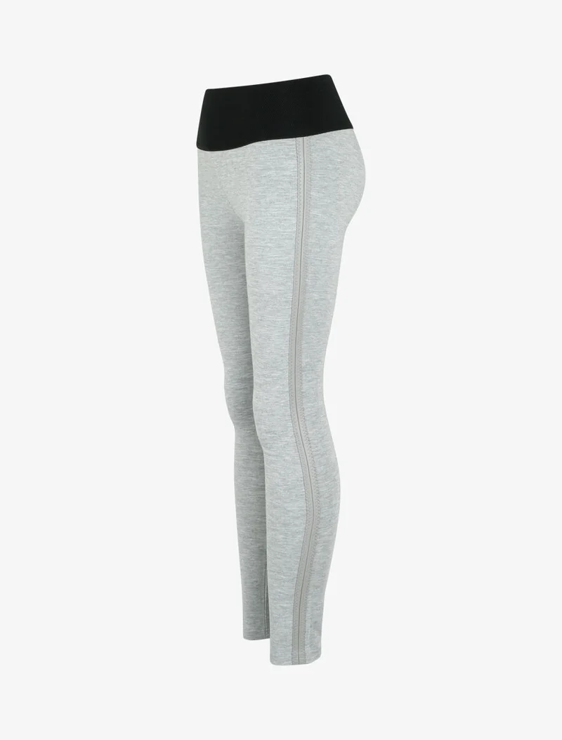Texturierte Leggings mit Bund und Kunstlederpaspeln. - Meliertes Grau