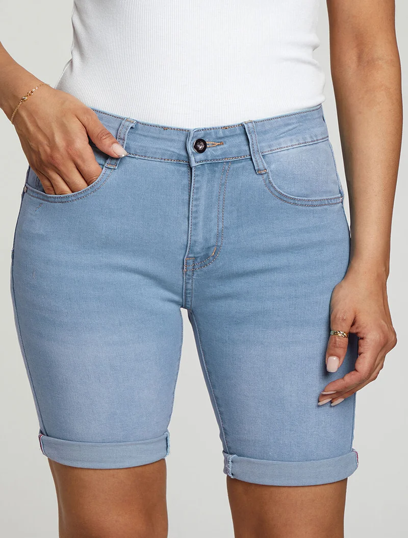 Leicht ausgewaschene Bermuda Push-up - Himmelblau