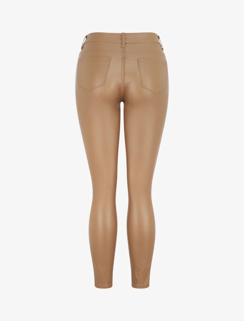 Skinny-Hose aus Kunstleder - Kamel