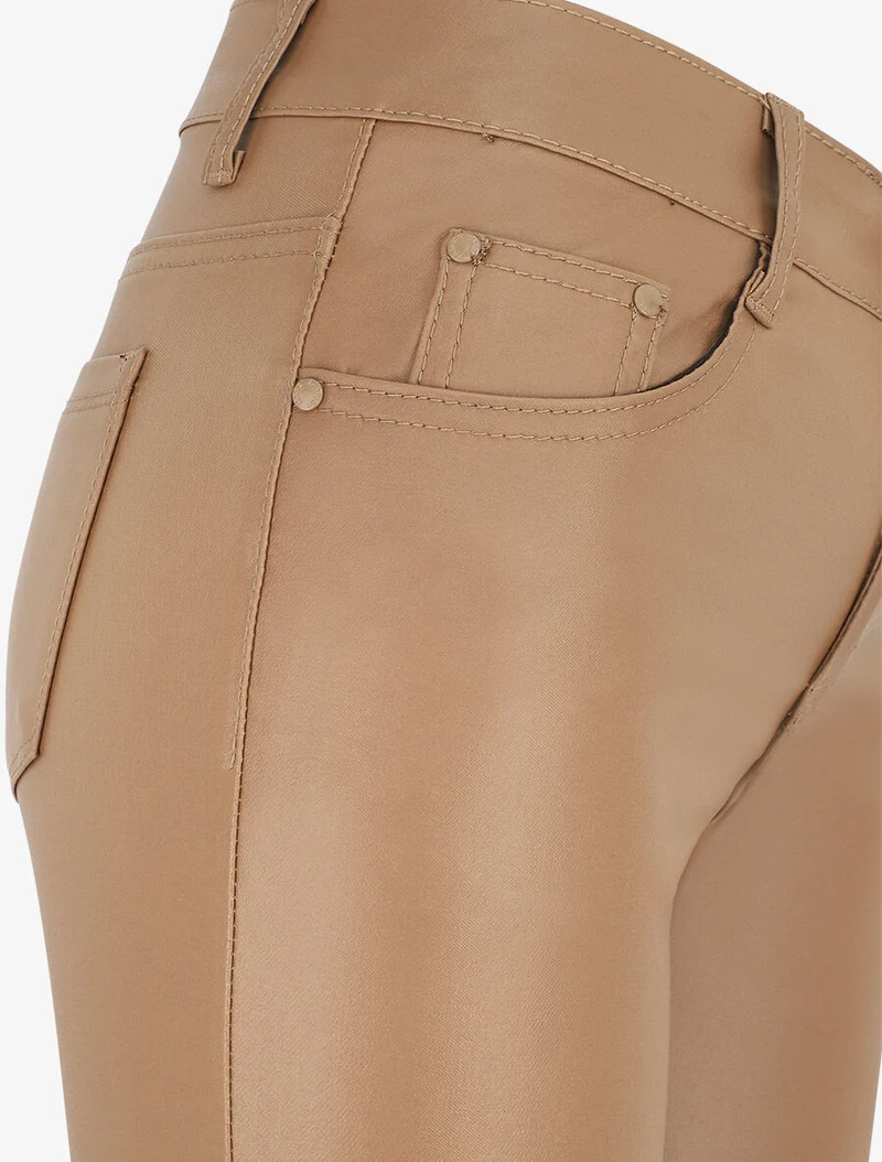 Skinny-Hose aus Kunstleder - Kamel
