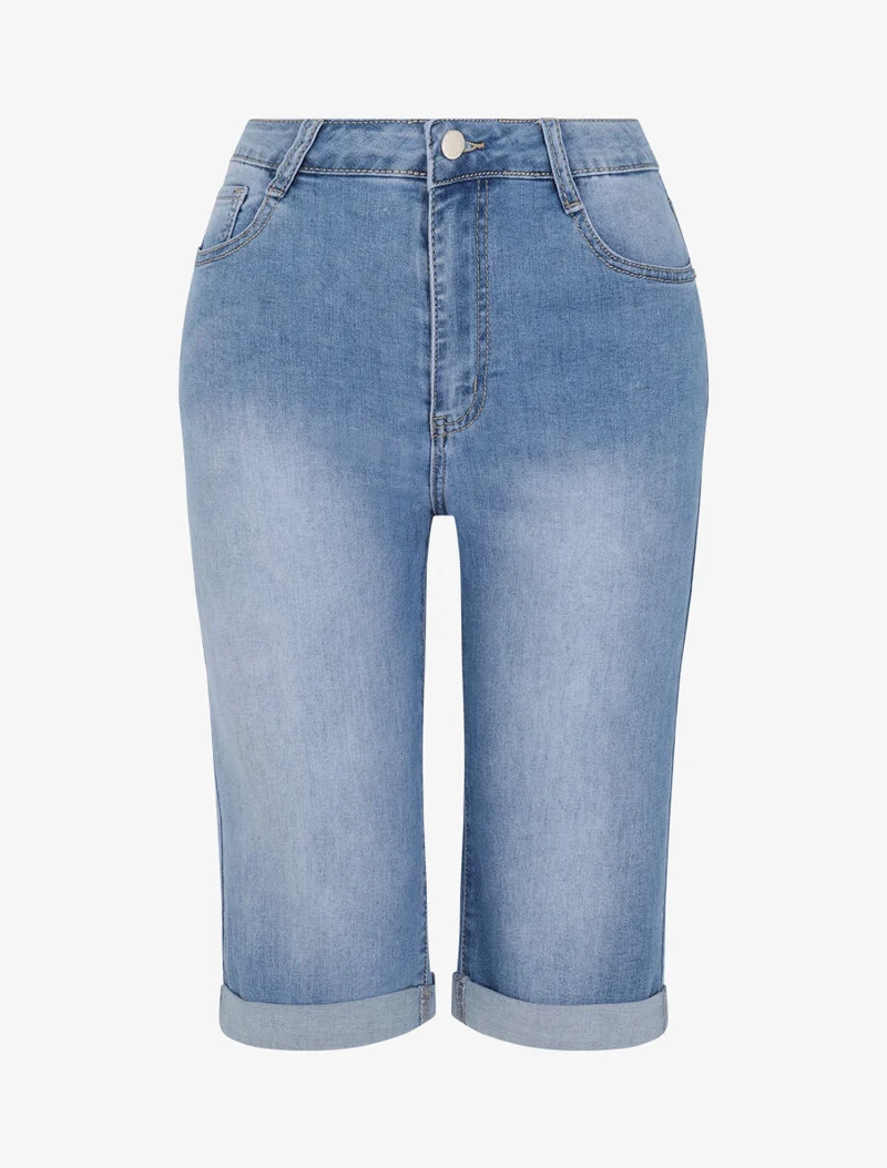 Große Jeans-Bermudashorts mit umgeschlagenen Kanten. - Hellblau