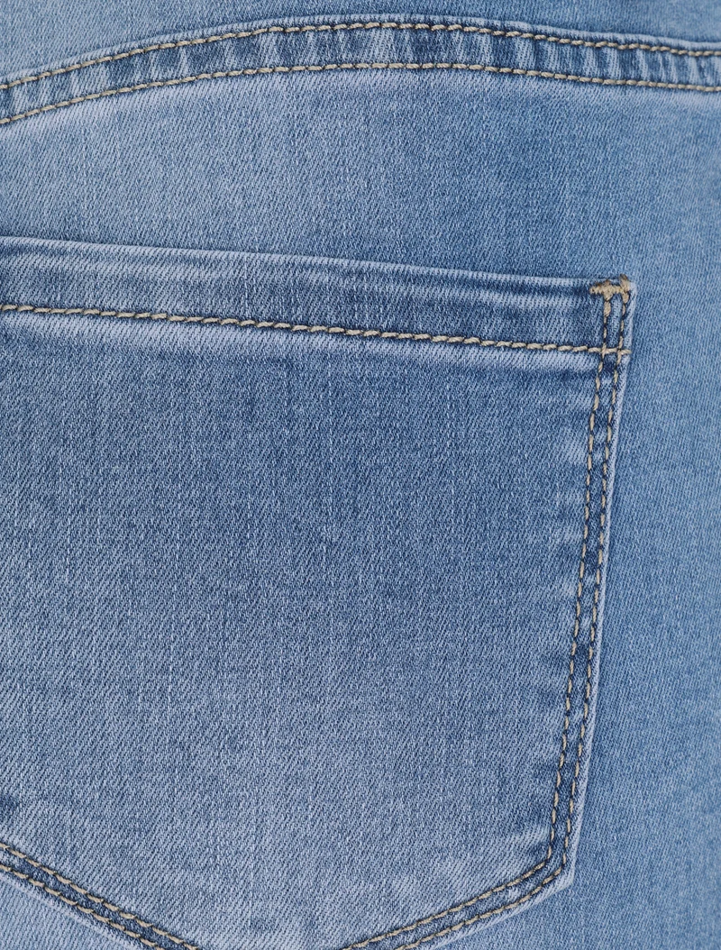 Große Jeans-Bermudashorts mit umgeschlagenen Kanten. - Hellblau