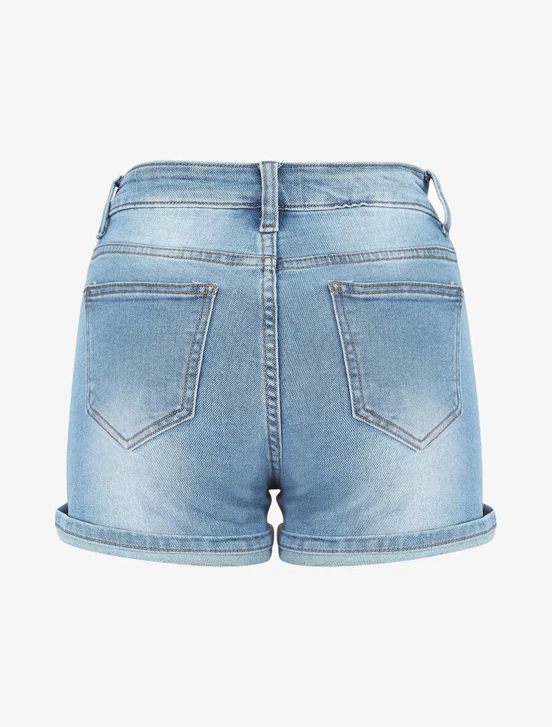 Ausgewaschene Jeansshorts mit Umschlag. - Hellblau