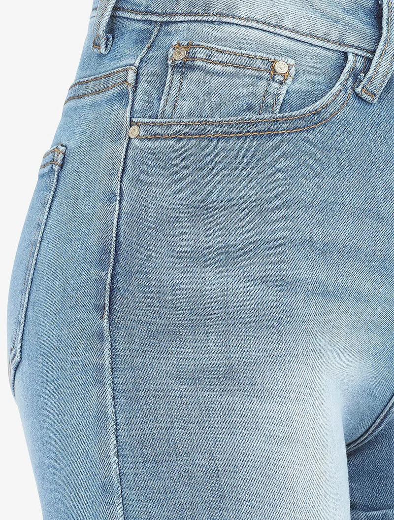 Ausgewaschene Jeansshorts mit Umschlag. - Hellblau
