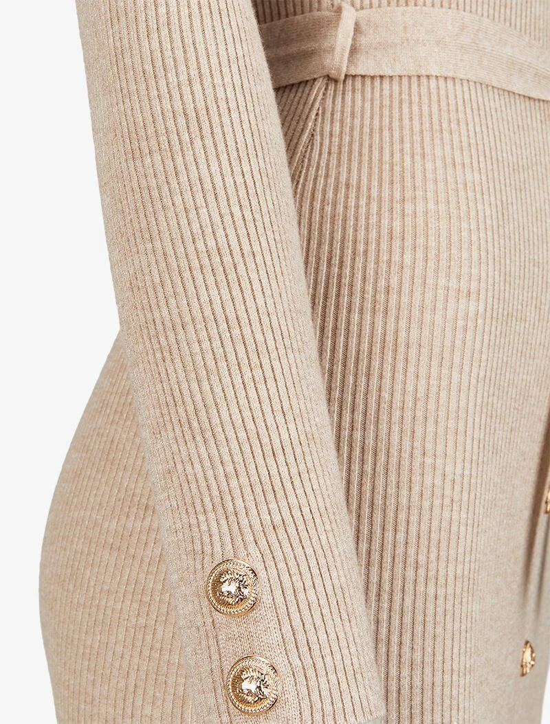 Geripptes, mittellanges Strickkleid mit dekorativen Knöpfen - Beige