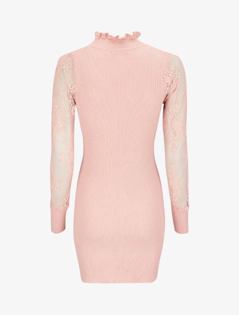 Geripptes Strickkleid mit Rüschenkragen und Spitzenärmeln - Puderrosa