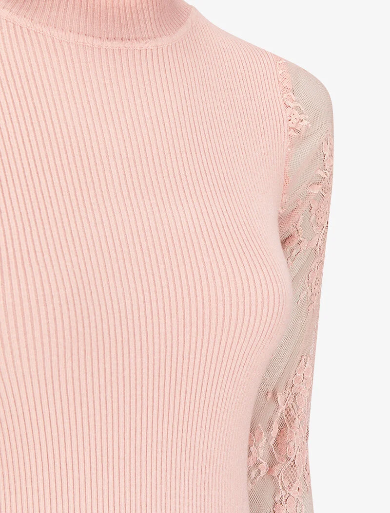 Geripptes Strickkleid mit Rüschenkragen und Spitzenärmeln - Puderrosa