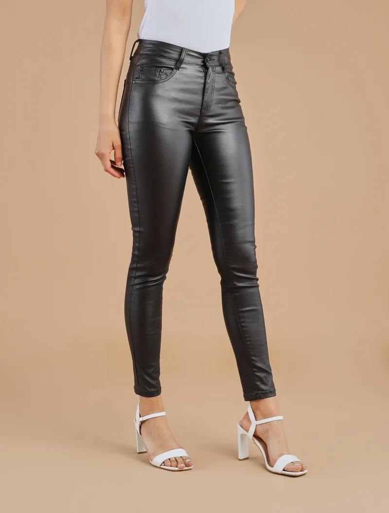 Skinny-Hose aus Kunstleder - Schwarz