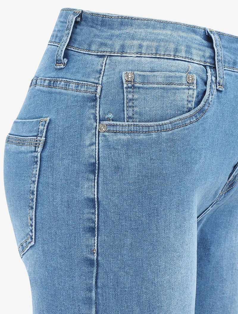 Jeans-Bermuda mit geradem Schnitt und Umschlag. - Blau