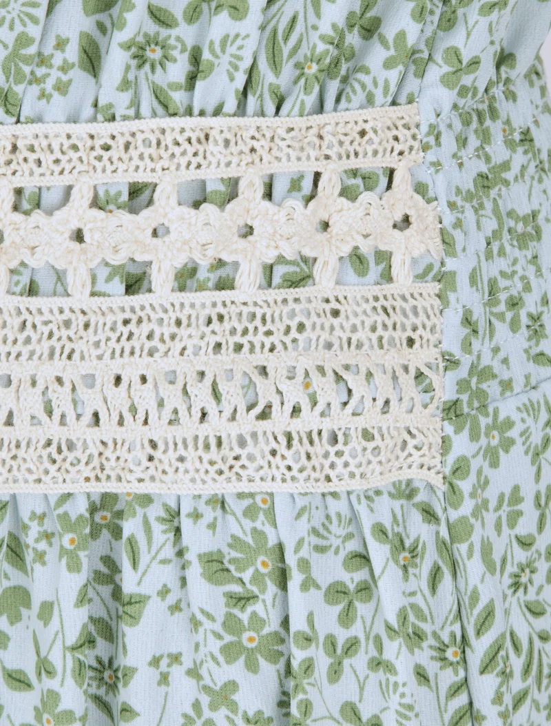 Langes Kleid mit Blumenmuster und bestickter Taille - Himmelblau
