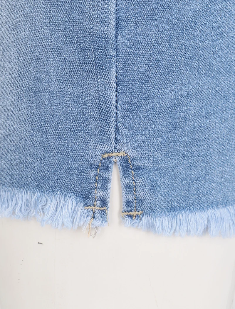 Jeansshort mit rohen Kanten - Hellblau