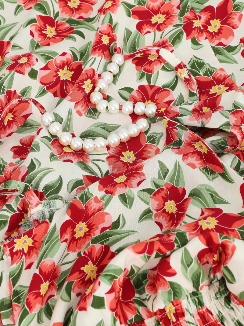 Langes Empire-Kleid mit tropischem Blumenmuster und Trägern mit Perlen. - Weiß