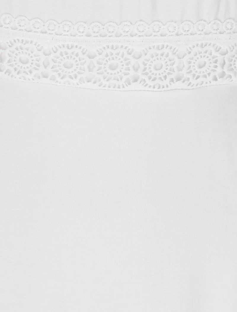 Einfarbiges, ausgestelltes langes Kleid mit Taillenpartie aus Häkelarbeit. - Weiß