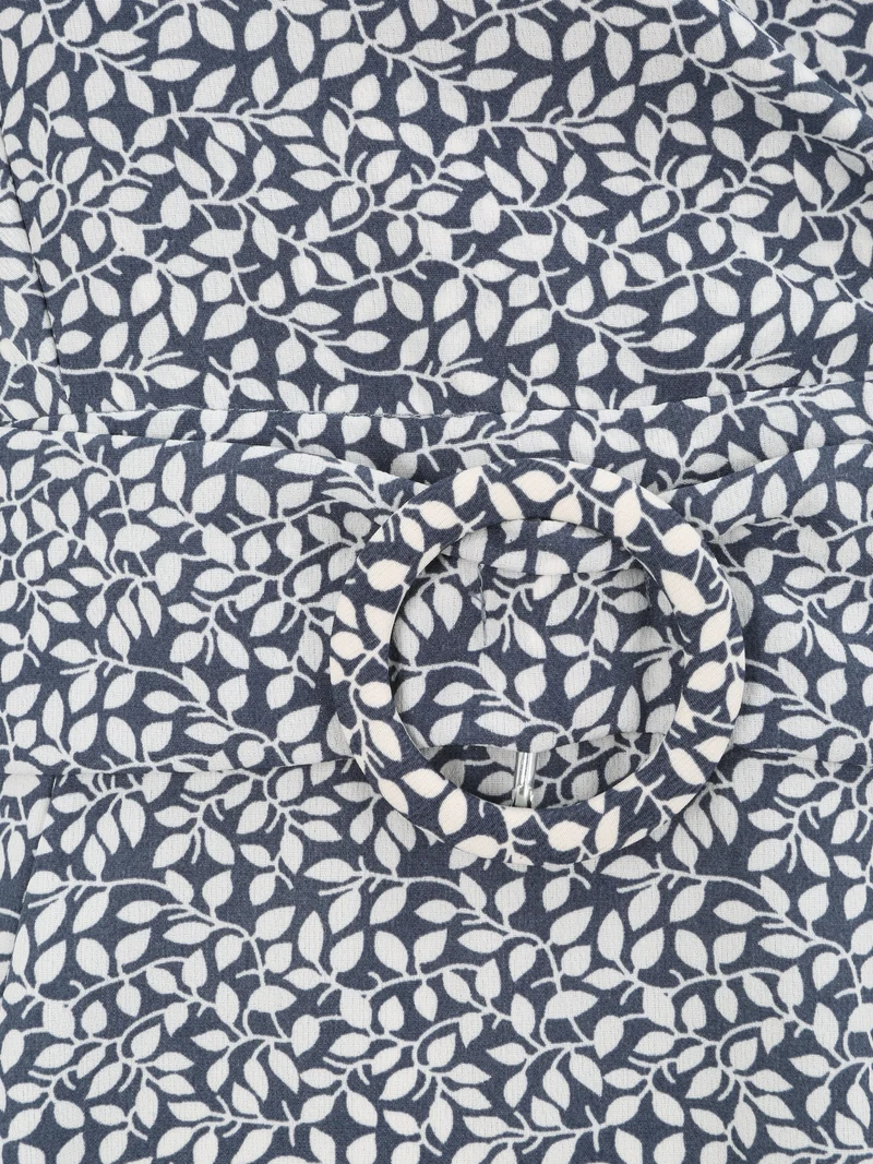 Empire-Kleid mit kurzem Rock und Wickelkragen im Blätterdruck. - Blau
