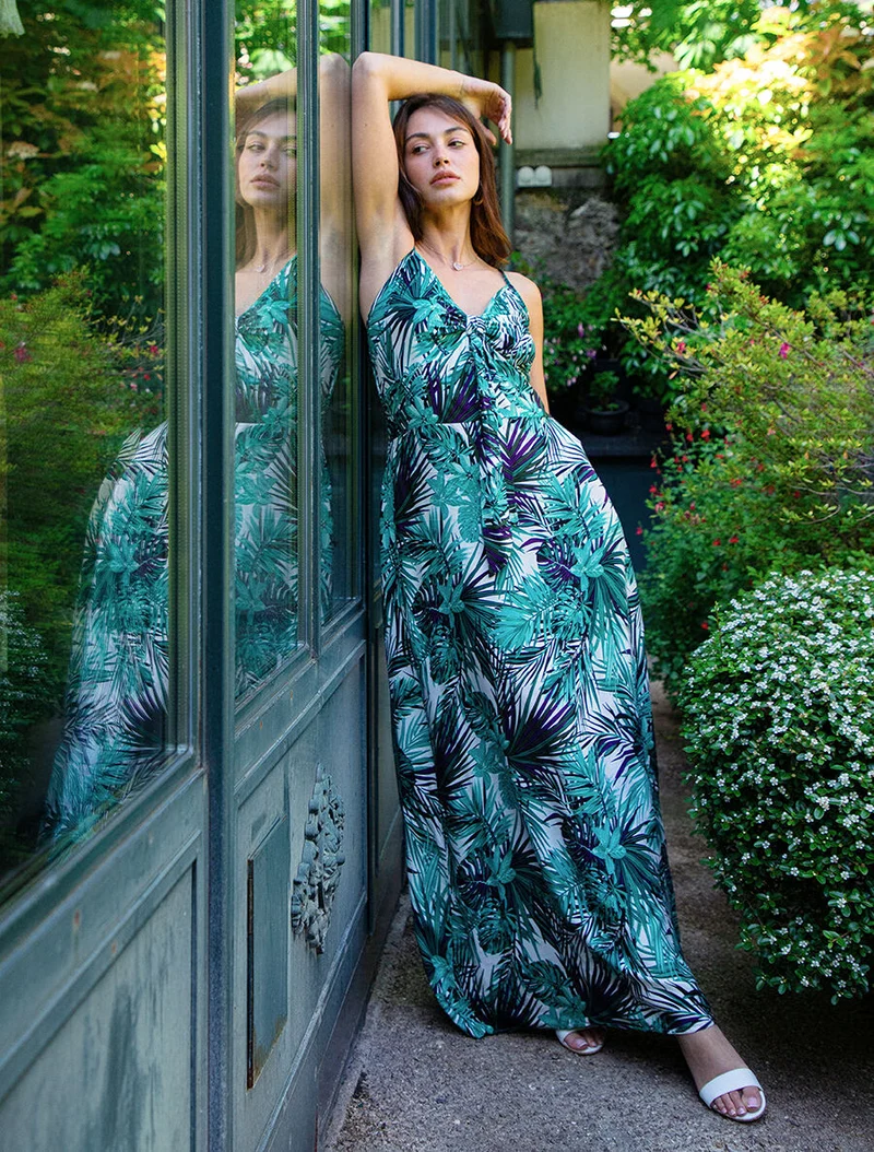 Langes Kleid mit Blätterdruck und Bindekragen - Weiß