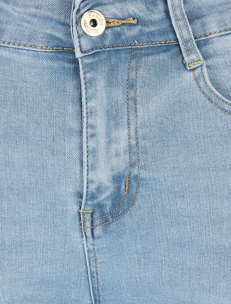 Leicht ausgewaschener Bermuda-Shorts mit Push-up-Effekt und geradem Schnitt. - Blau