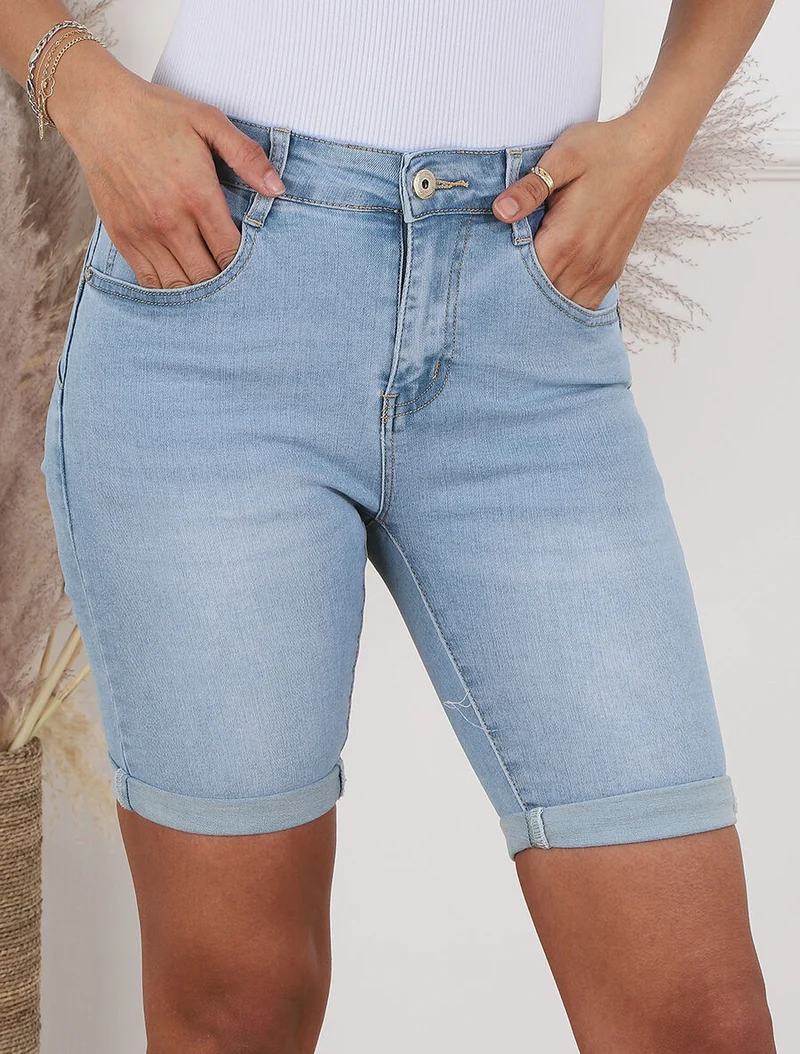 Leicht ausgewaschener Bermuda-Shorts mit Push-up-Effekt und geradem Schnitt. - Blau
