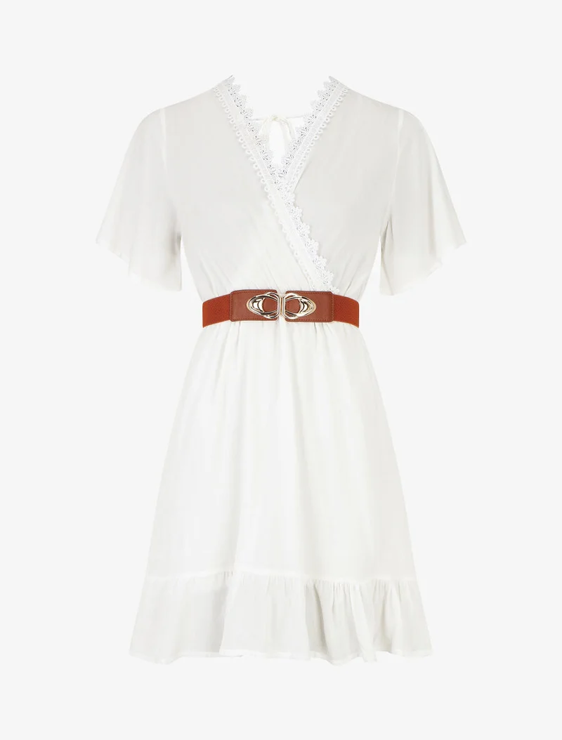 Einfarbiges kurzes Kleid mit Spitzenkragen und Rüschenkanten. - Weiß