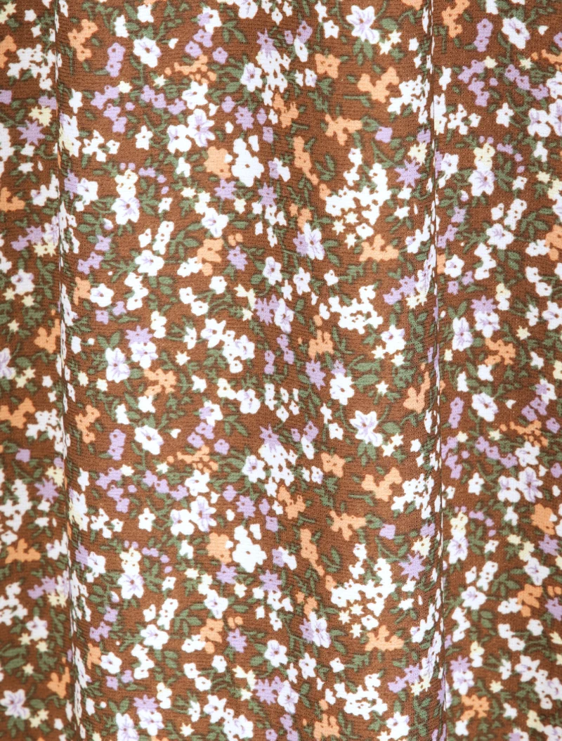 Langes Kleid mit kleinen Blumen bedruckt und V-Ausschnitt aus Spitze. - Braun