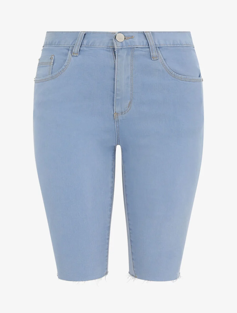 Kurze Hose mit leicht ausgefransten Kanten. - Himmelblau