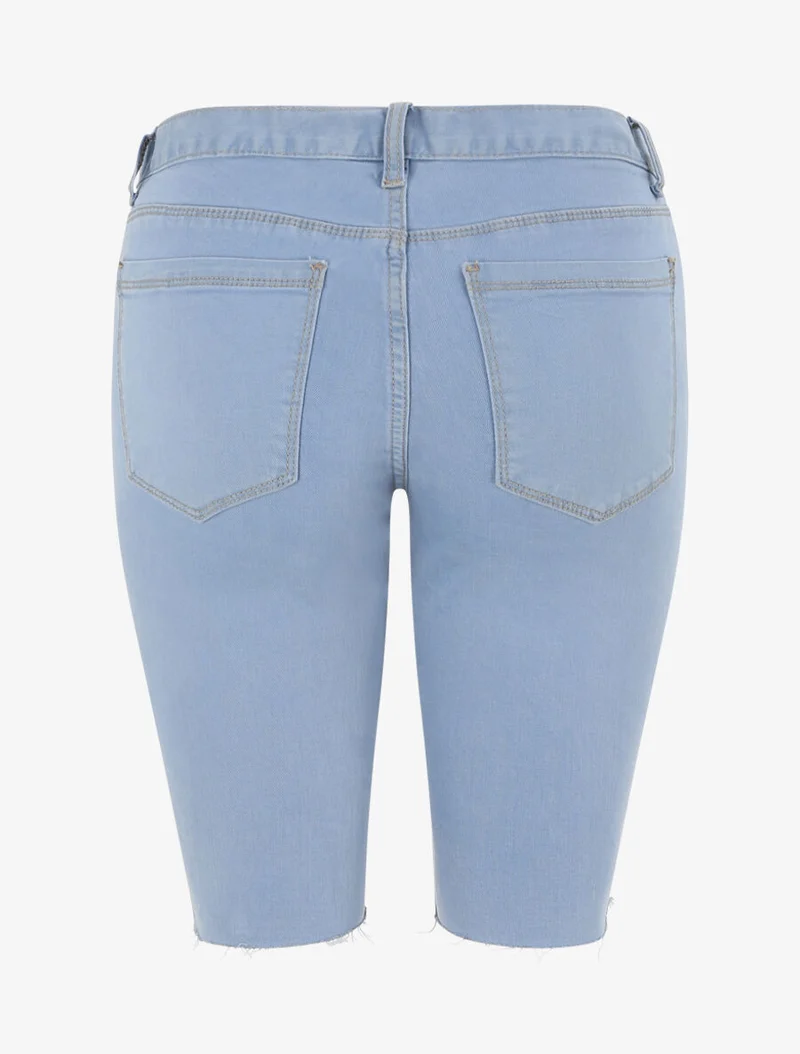 Kurze Hose mit leicht ausgefransten Kanten. - Himmelblau