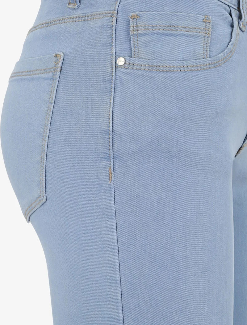 Kurze Hose mit leicht ausgefransten Kanten. - Himmelblau