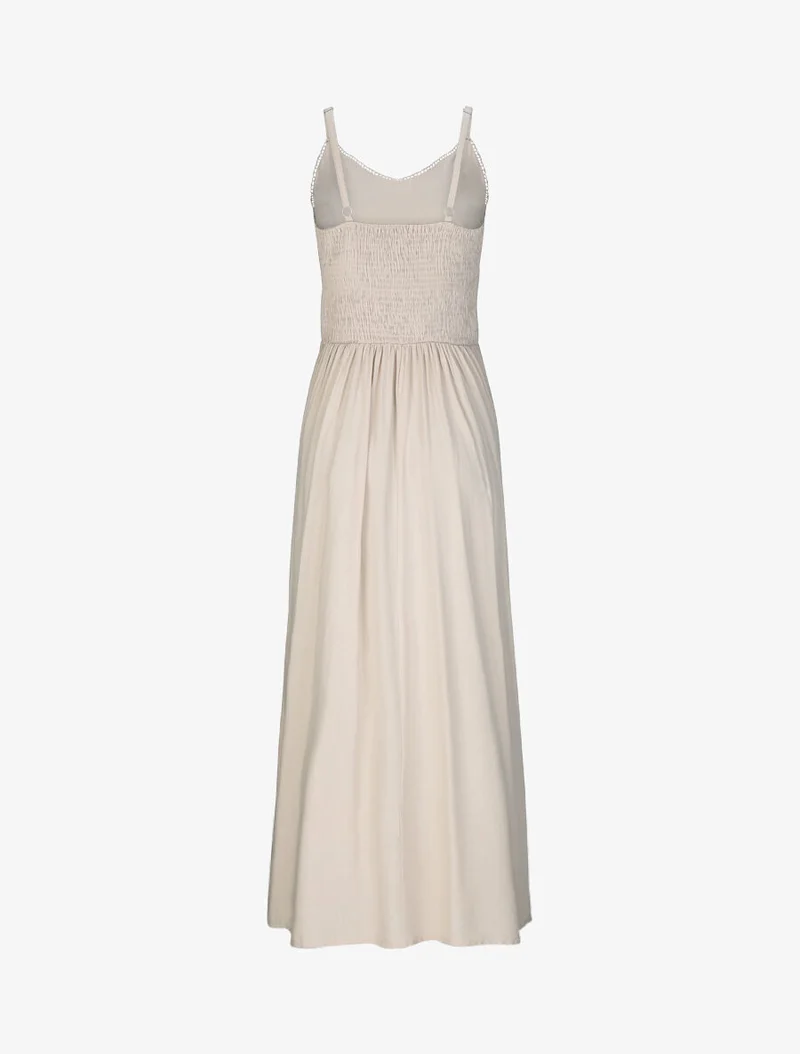 Einfarbiges, ausgestelltes langes Kleid mit Taillenpartie aus Häkelarbeit. - Beige