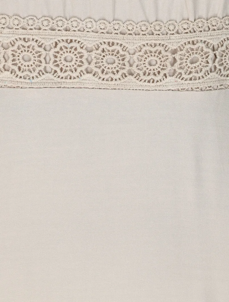 Einfarbiges, ausgestelltes langes Kleid mit Taillenpartie aus Häkelarbeit. - Beige