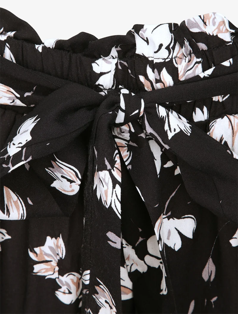 Kurzes fließendes Kleid mit Tulpenmuster - Schwarz