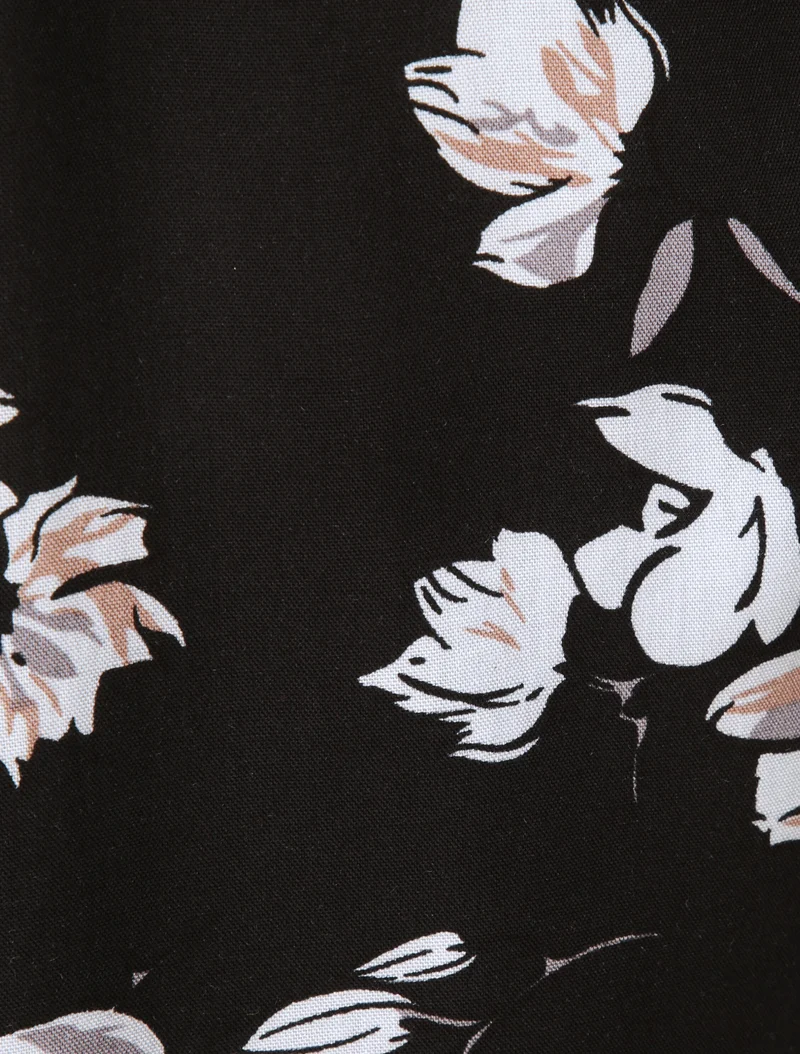 Kurzes fließendes Kleid mit Tulpenmuster - Schwarz