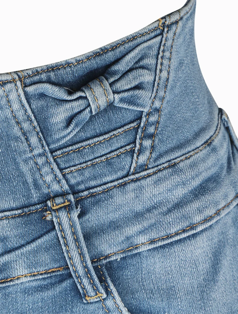 Jeansshorts mit umgeschlagenen Säumen und hoher Taille mit Knoten. - Blau