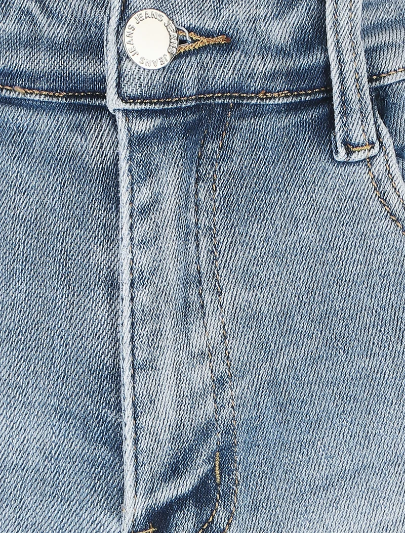 Kurz geschnittener, ausgewaschener Push-up. - Blau