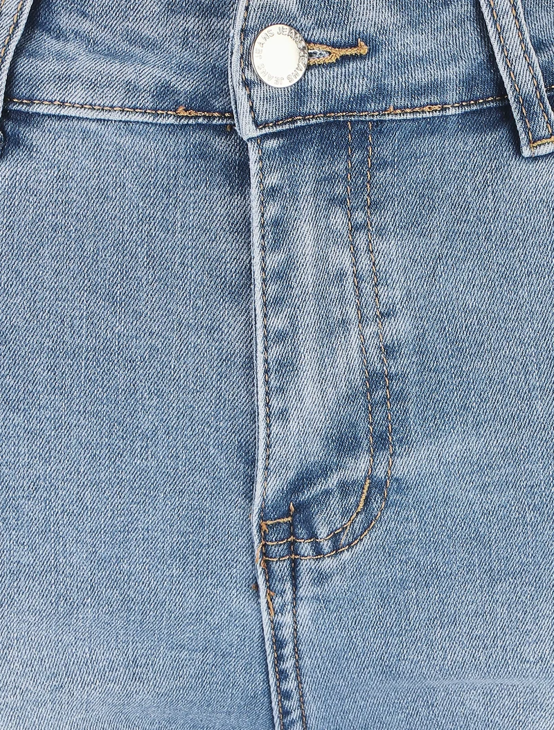 Gerade geschnittener Jeans-Bermuda mit Umschlägen. - Blau