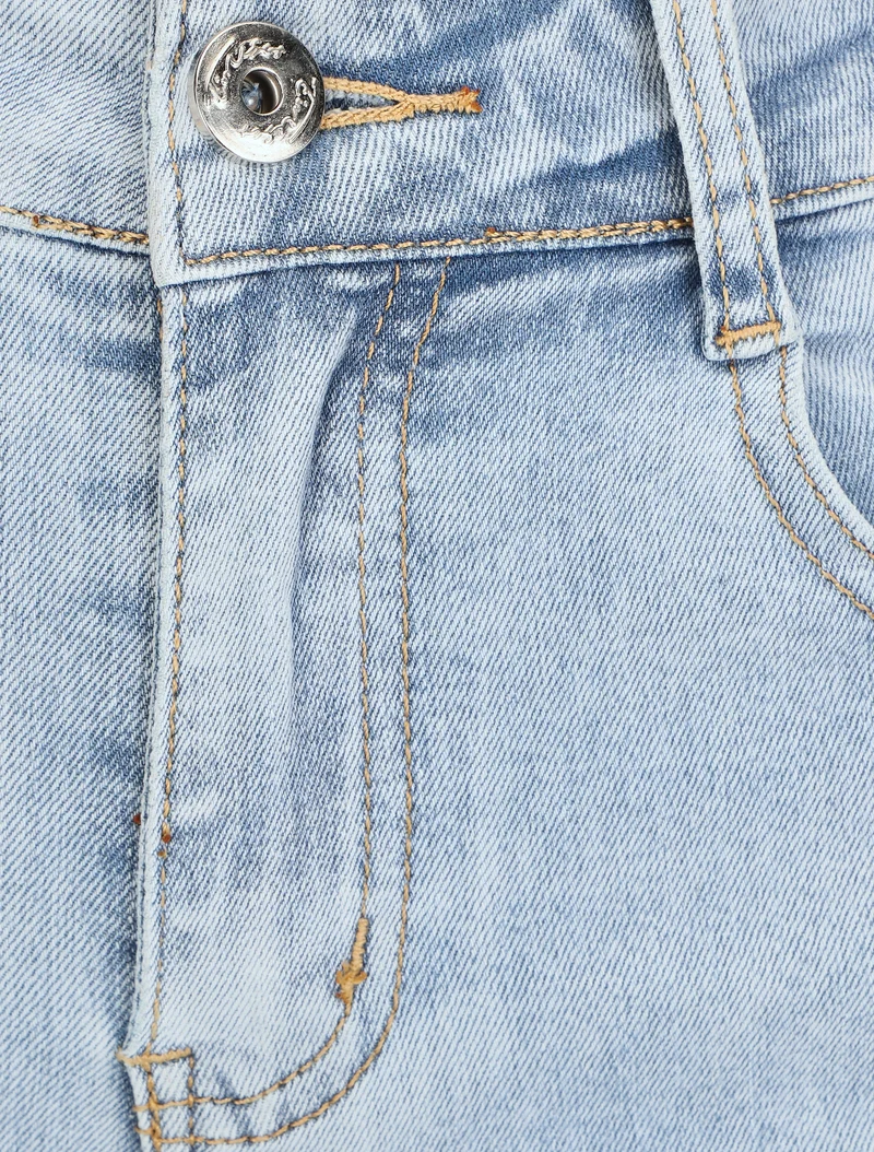 Bermuda Push-up en enger Passform - Hellblau