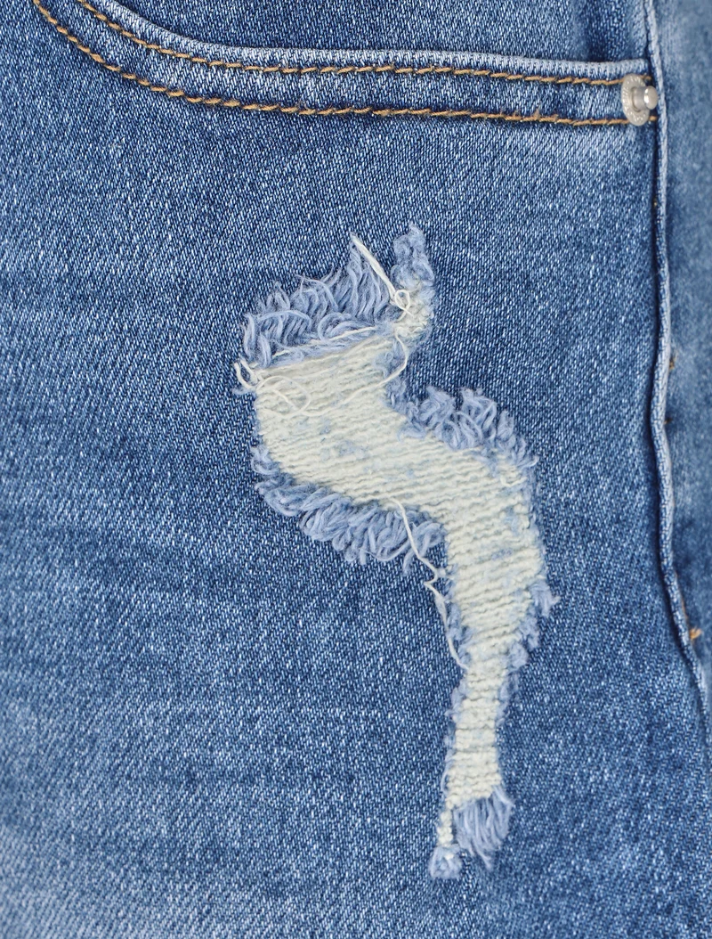 Gerade geschnittene Bermuda-Shorts mit ausgefranstem Saum. - Denimblau