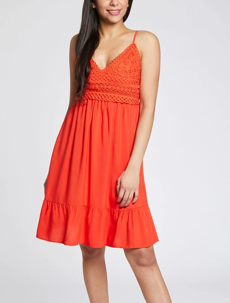 Kurzes Kleid mit Trägern und Spitze - Koralle