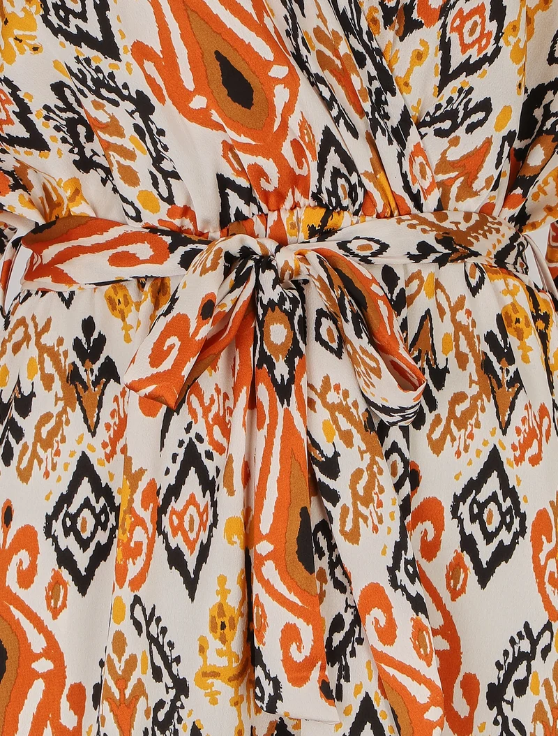 Langes Kleid im Kimono-Stil mit Aztekenmuster - Braun