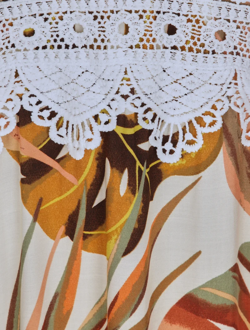 Langes Kleid mit exotischem Blätterdruck und Häkelarbeit - Beige