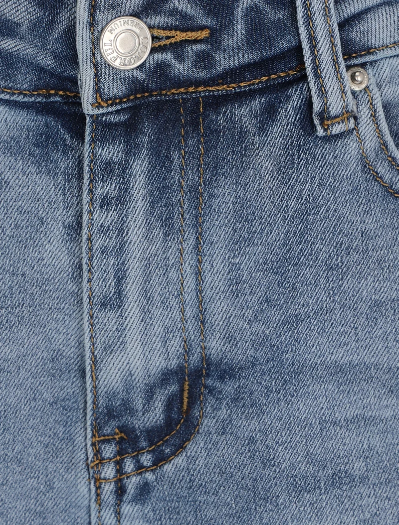Gerader Mini-Short mit ausgefransten Kanten. - Hellblau
