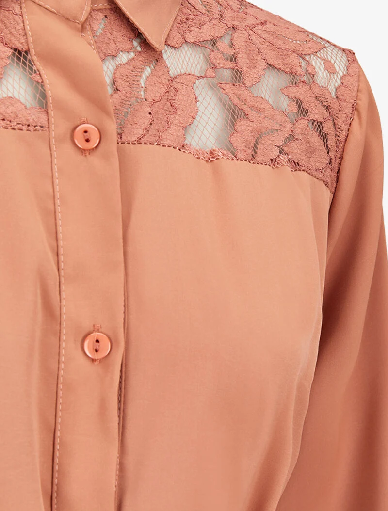 Weites Hemdkleid mit Spitzenärmeln - Helles Kamel