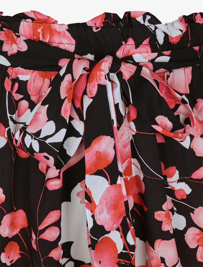 Kurze fließende Shorts mit Rosenblütenmotiven - Schwarz
