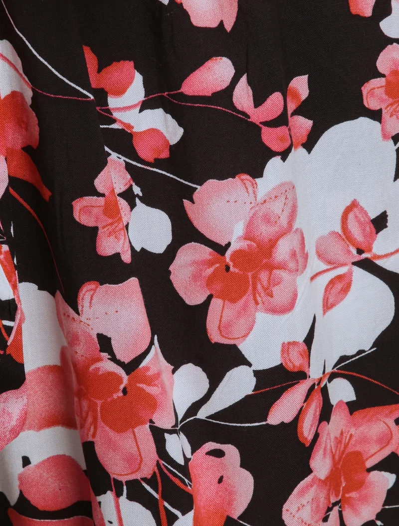 Kurze fließende Shorts mit Rosenblütenmotiven - Schwarz