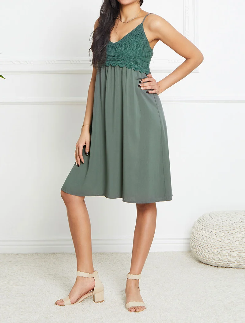 V-Ausschnitt-Kleid mit Häkel-Detail - Kaki