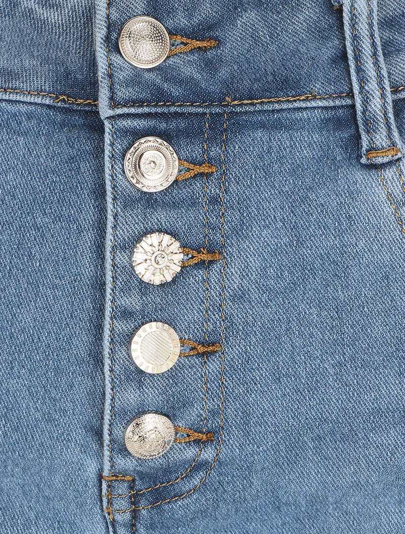 Taillierte Jeansshorts mit normaler Knopfleiste. - Blau