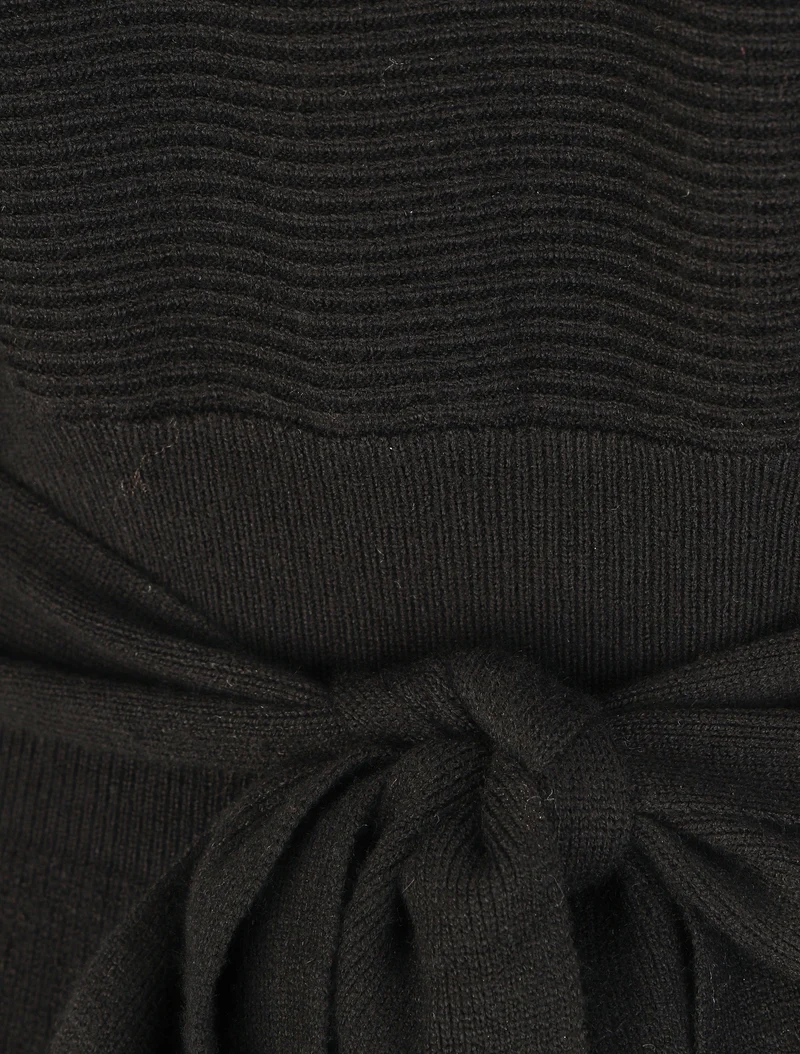 Knielanges Kleid mit Rückenausschnitt. - Schwarz