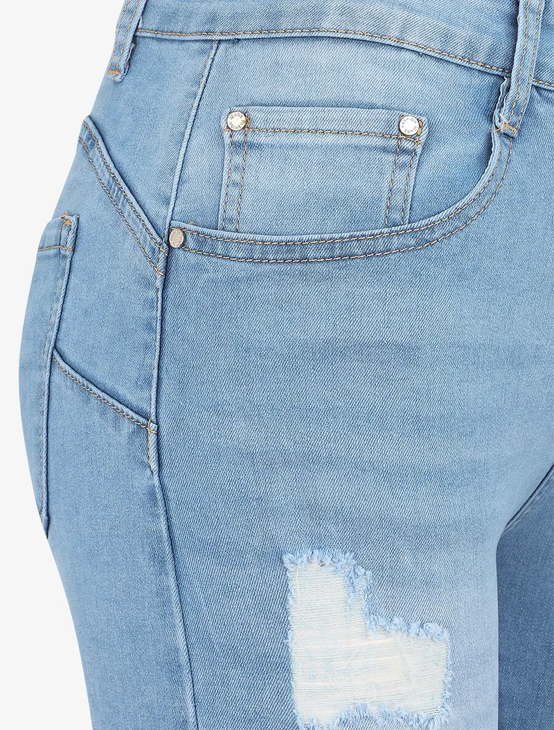 Zerrissene Jeans-Bermuda mit Push-up-Effekt - Hellblau
