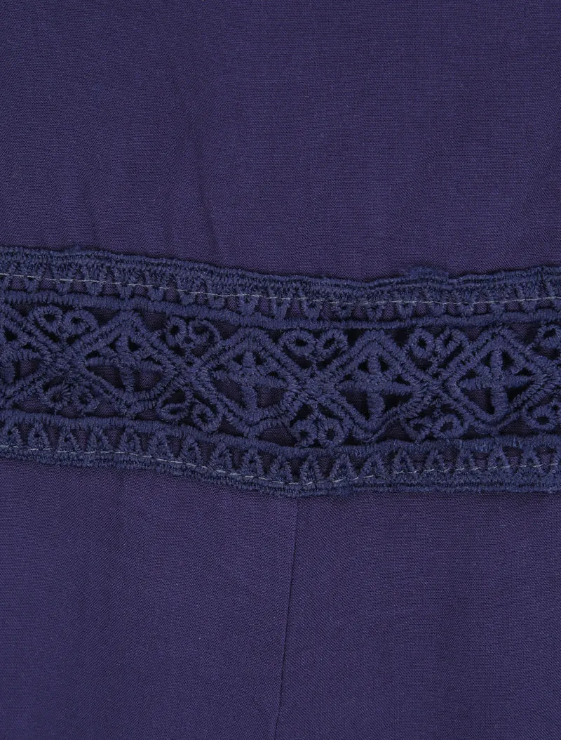 Gürtelter fließender Jumpsuit mit Spitzendetail - Marine