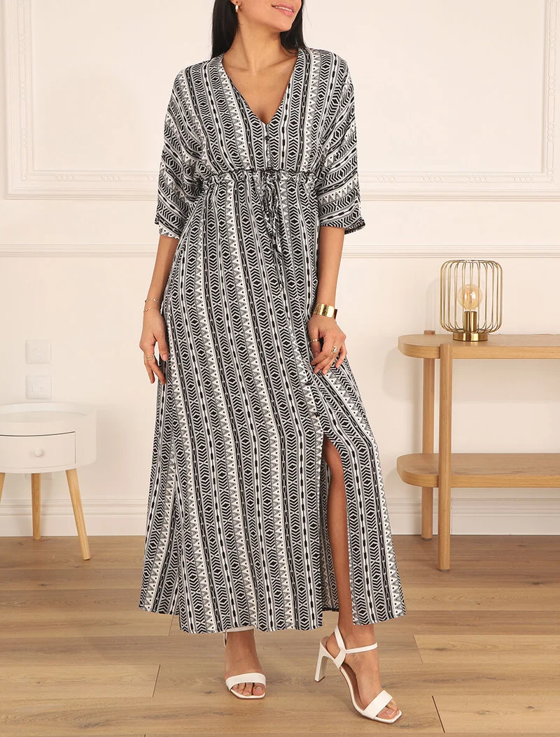 Langes Kleid mit grafischem Print und 3/4-Ärmeln - Schwarz